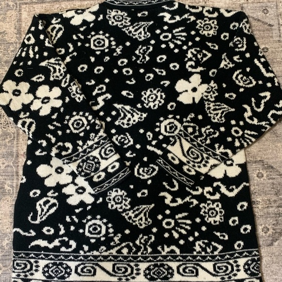 Vintage 80’s ADELE Acrylic Black & white Geometric Flower Sweater - Picture 8 of 14